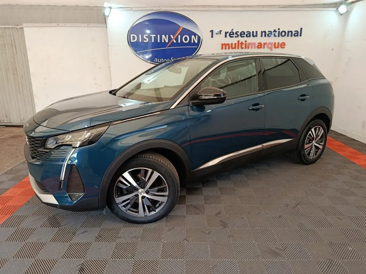 Peugeot 3008 PureTech 130 S&S Allure bleu en 3/4 avant droit, avec jantes alliage et signature lumineuse LED verticale.