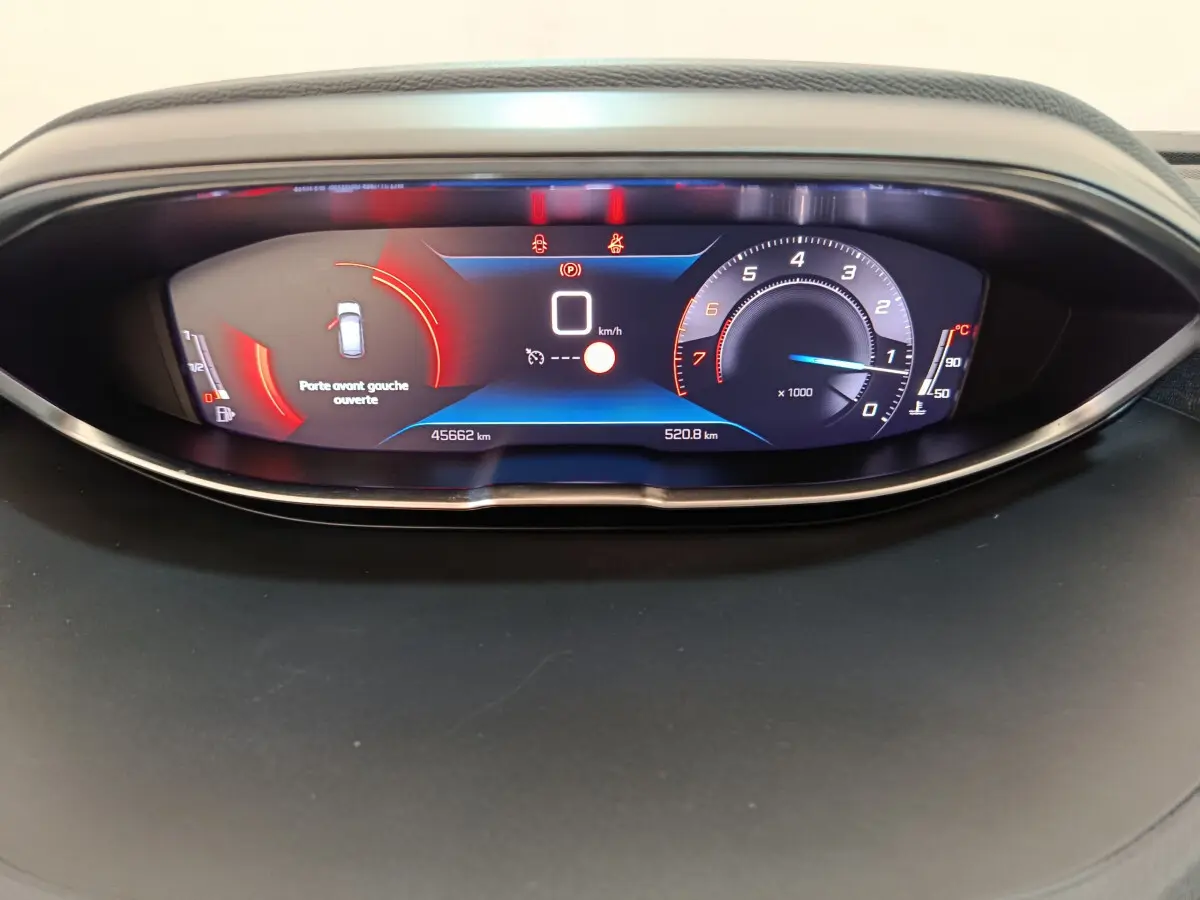 Tableau de bord numérique du Peugeot 3008 PureTech 130 S&S Allure 2022 affichant la porte avant gauche ouverte et compteurs digitaux.
