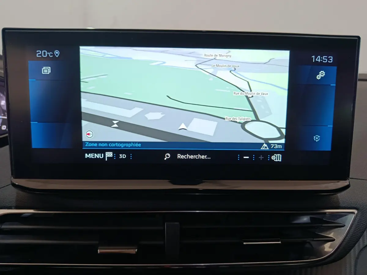 Écran tactile central du tableau de bord du Peugeot 3008 PureTech 130 S&S Allure, affichant la navigation 3D.