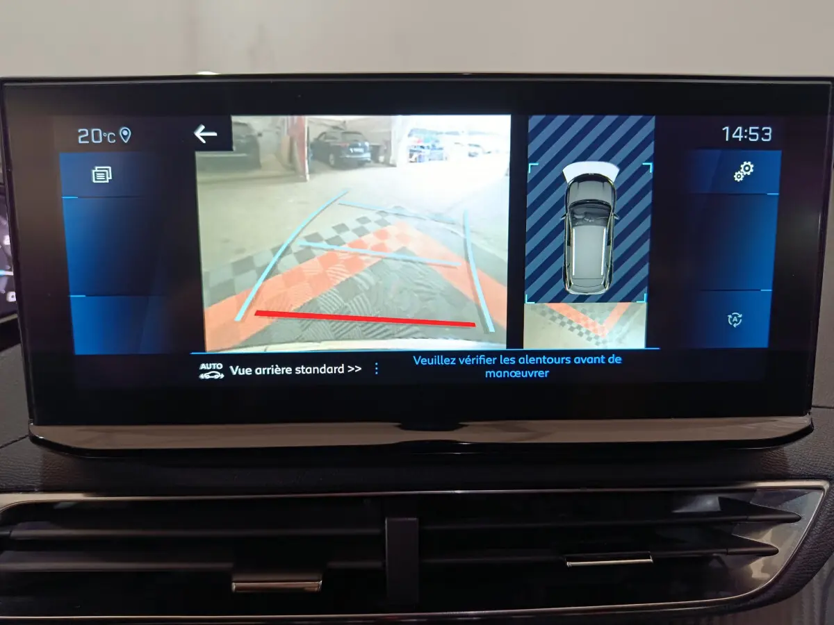 Écran tactile du tableau de bord du Peugeot 3008 bleu 2022 montrant la caméra de recul et l'aide au stationnement arrière