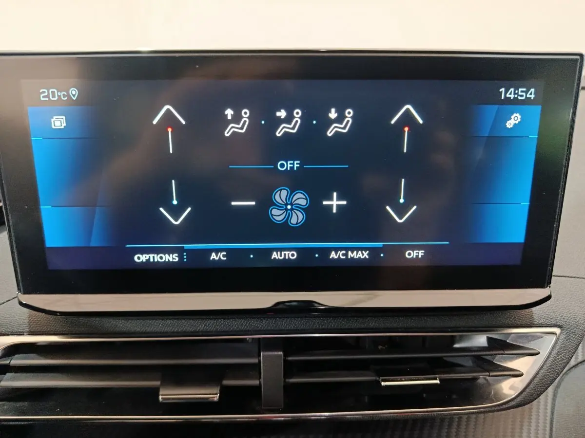 Écran tactile central affichant la climatisation digitale du Peugeot 3008 bleu PureTech 130 S&S Allure 2022.