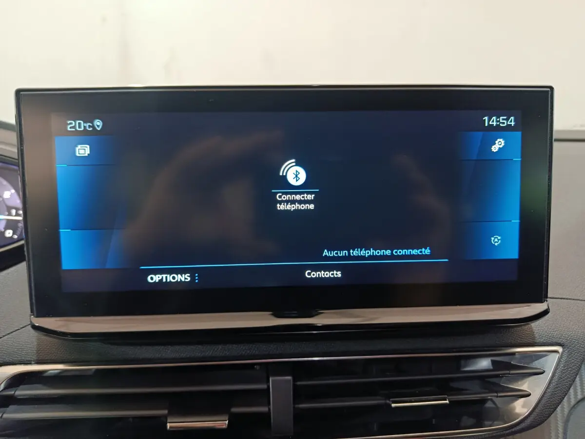 Écran tactile central affichant la connexion Bluetooth dans l'habitacle du Peugeot 3008 bleu PureTech 2022