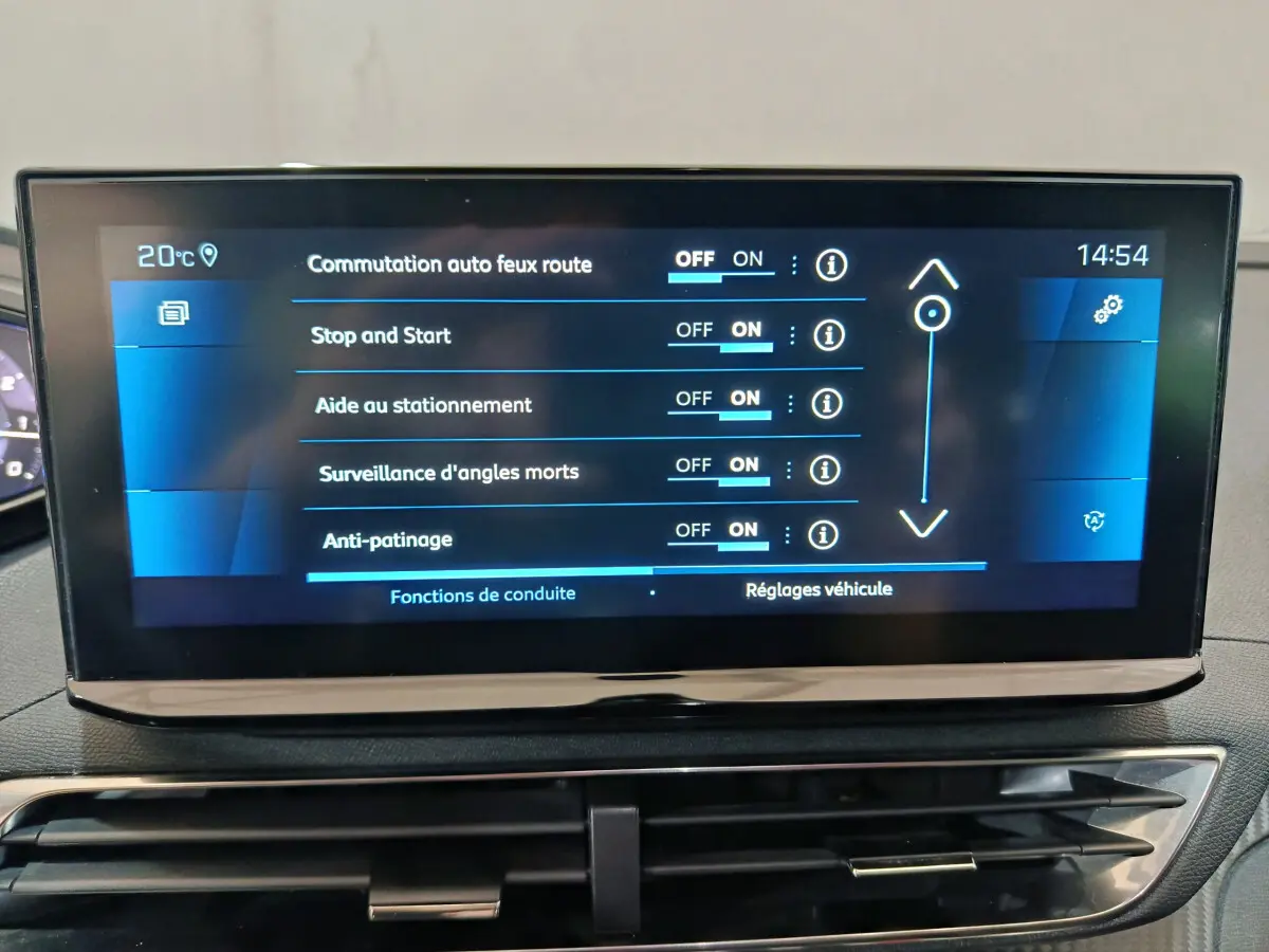 Écran tactile central du tableau de bord du Peugeot 3008 bleu, affichant les réglages d'aides à la conduite.