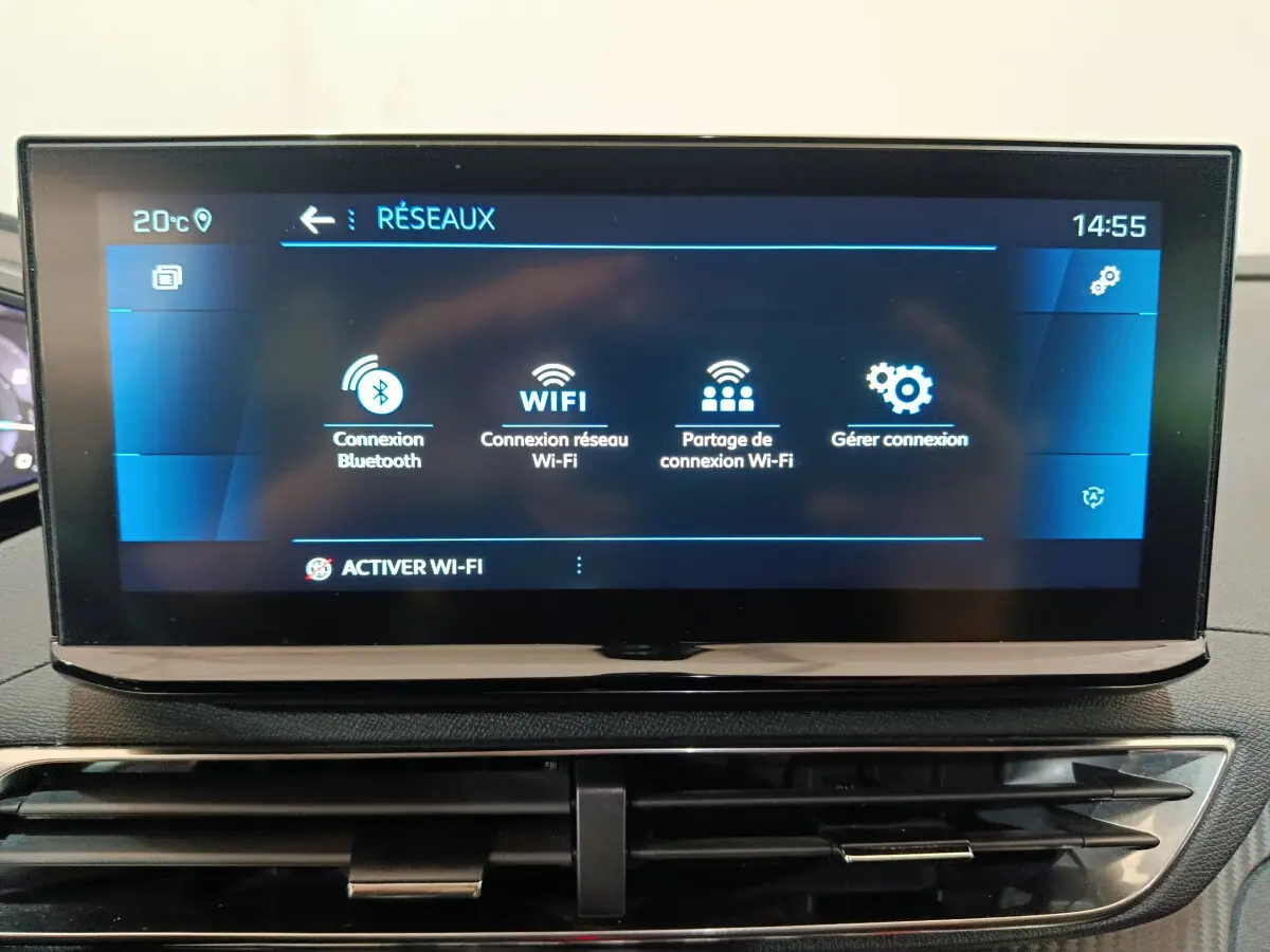 Écran tactile central du tableau de bord du Peugeot 3008 bleu, affichant les options de connexion Wi-Fi et Bluetooth.