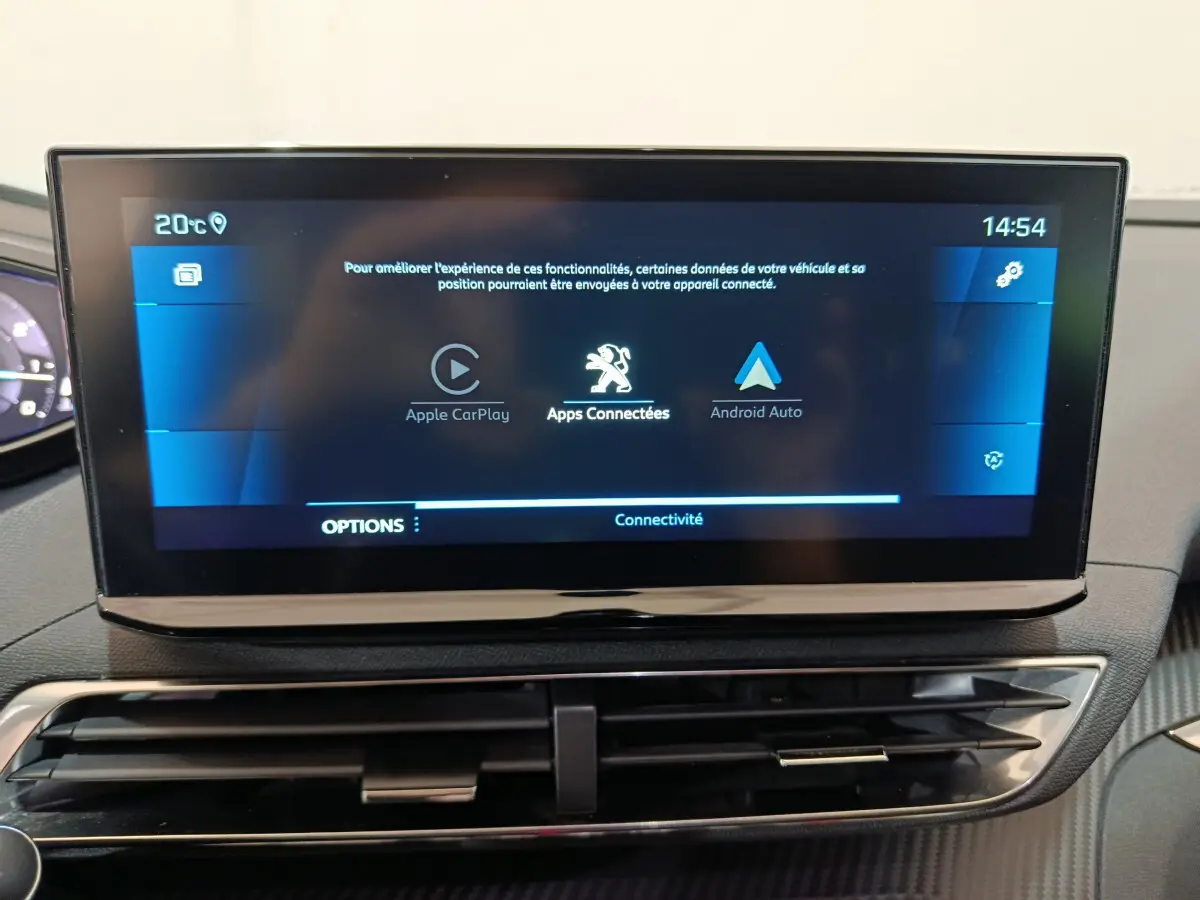 Écran tactile central du tableau de bord du Peugeot 3008 bleu, affichant Apple CarPlay et Android Auto.