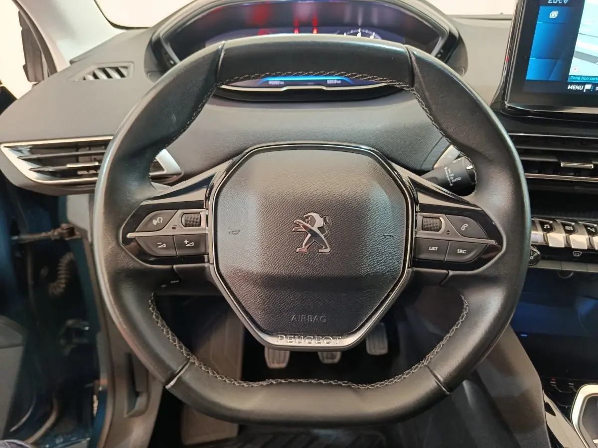 Volant cuir noir avec commandes multifonctions du Peugeot 3008 PureTech 130 S&S Allure, vue de face intérieur bleu visible.