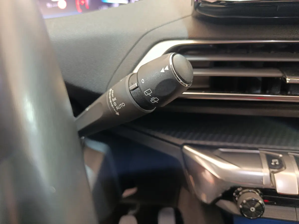 Gros plan sur la commande d’essuie-glace côté gauche du tableau de bord du Peugeot 3008 bleu PureTech 130 S&S Allure 2022.