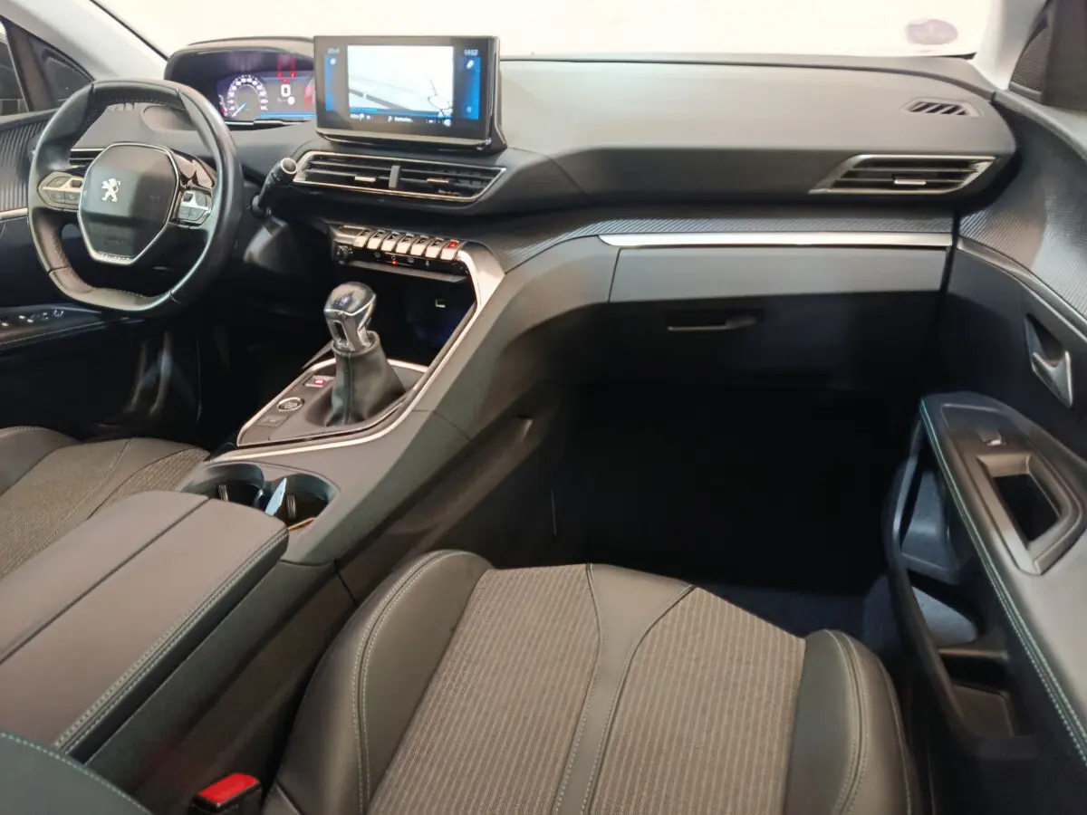 Intérieur du Peugeot 3008 PureTech 130 S&S Allure 2022, vue côté passager avec tableau de bord et écran tactile central.