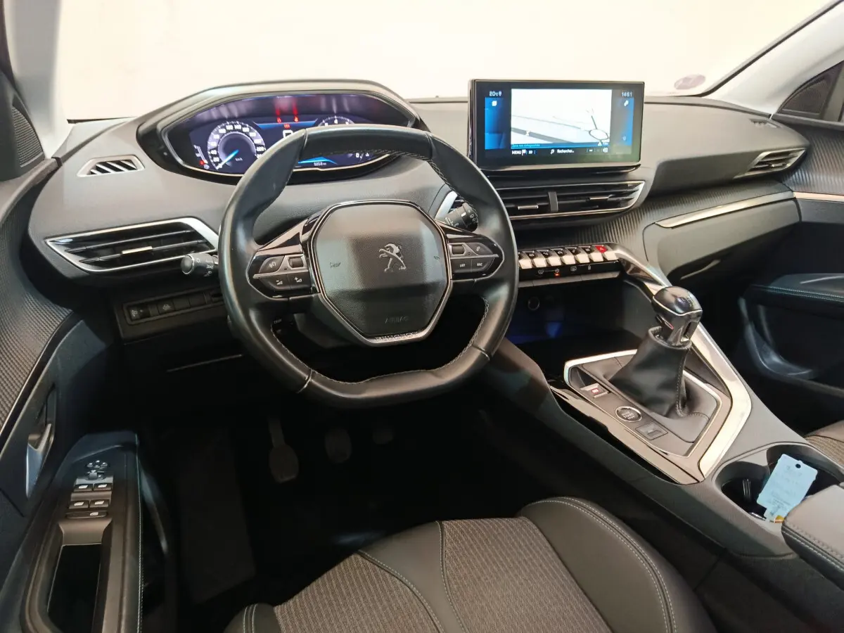 Vue intérieure avant du Peugeot 3008 PureTech 130 S&S Allure 2022, volant cuir, écran tactile et levier de vitesse manuelle visibles.