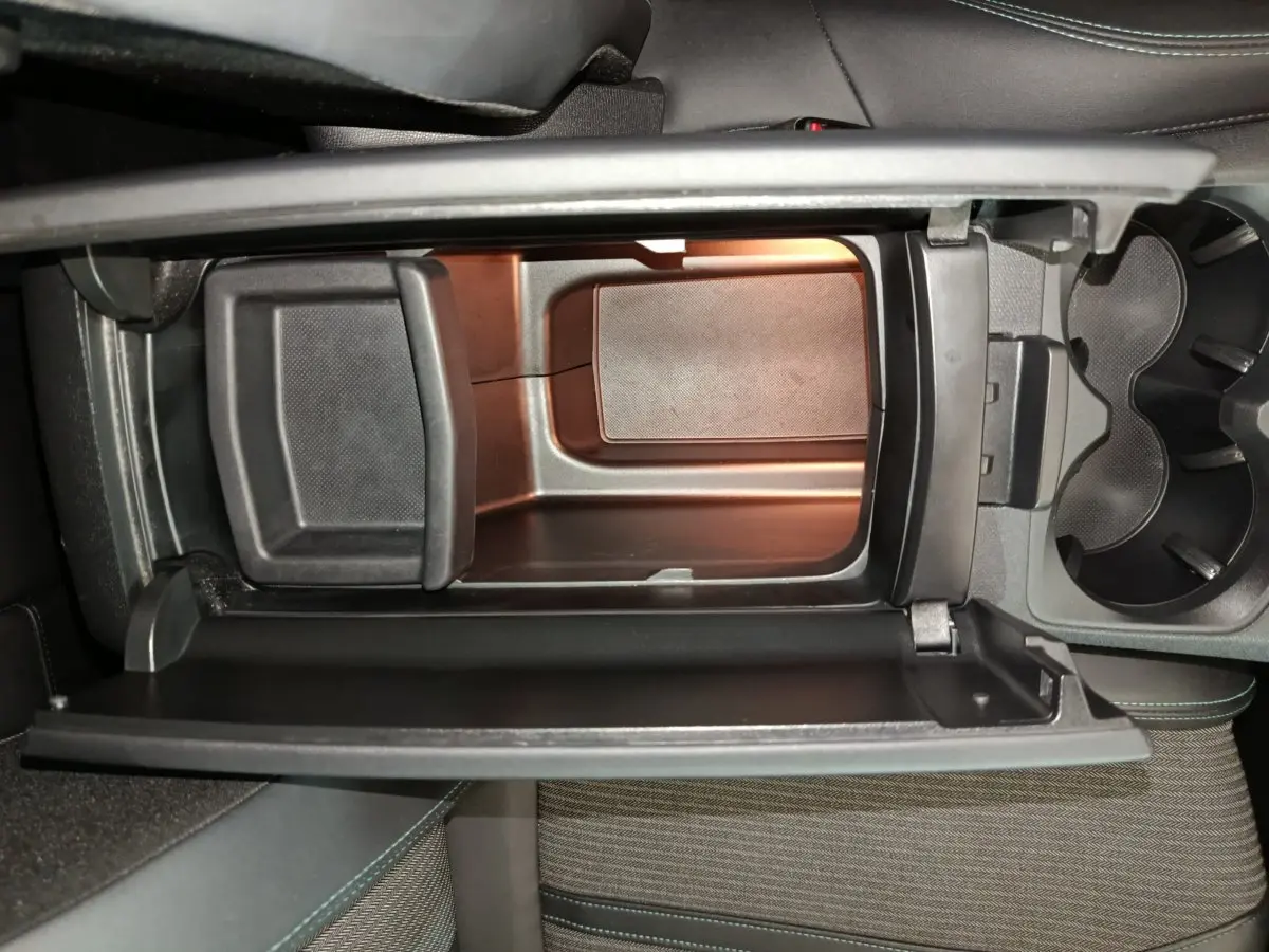 Vue plongeante sur le rangement central ouvert et porte-gobelets du Peugeot 3008 PureTech 130 S&S Allure 2022.