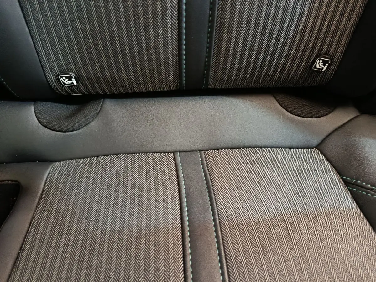 Gros plan sur la banquette arrière tissu gris avec surpiqûres vertes du Peugeot 3008 PureTech 130 S&S Allure 2022.