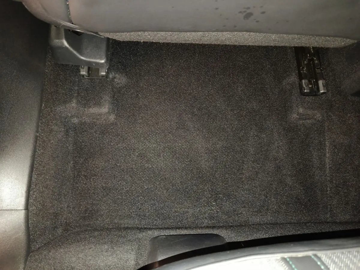Vue rapprochée du tapis de sol noir côté passager avant du Peugeot 3008 bleu PureTech 130 S&S Allure 2022.