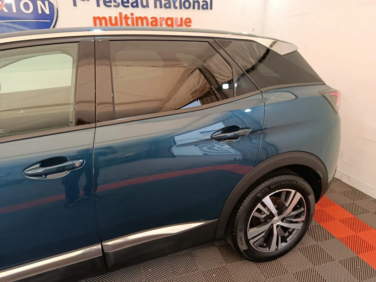Vue latérale droite du Peugeot 3008 bleu 2022, mettant en valeur les jantes alliage et les vitres teintées.