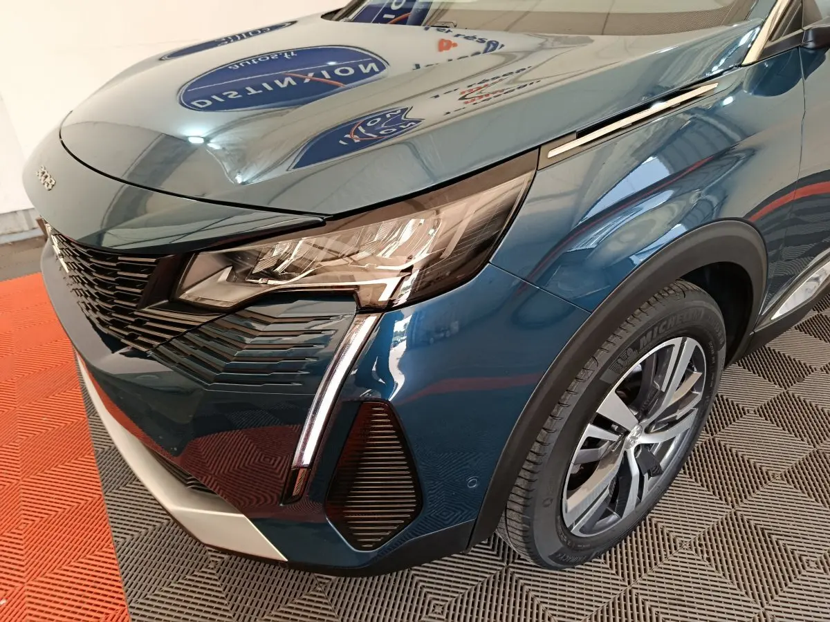 Vue 3/4 avant droit du Peugeot 3008 bleu mettant en valeur ses phares LED et la calandre distinctive.