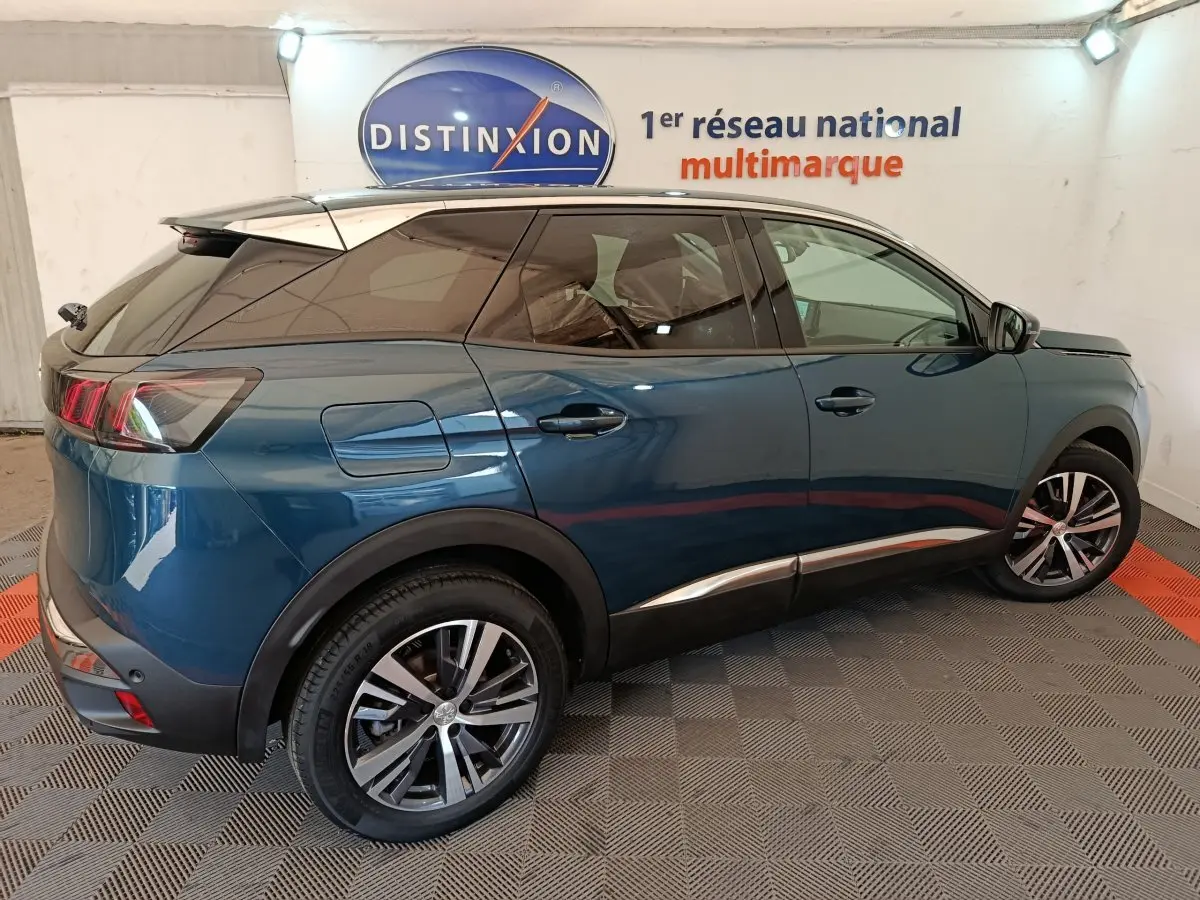 Peugeot 3008 PureTech 130 S&S Allure bleu vue de profil côté gauche, avec jantes alliage et feux arrière LED.