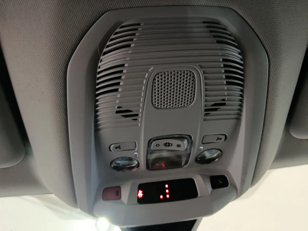 Plafonnier intérieur gris du Peugeot 3008 PureTech 130 S&S Allure 2022 avec commandes d'éclairage et d'appel d'urgence.