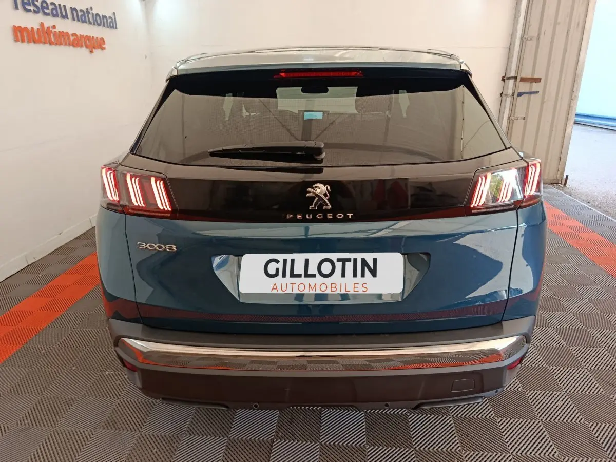 Vue arrière d'un Peugeot 3008 bleu 2022 avec feux arrière LED caractéristiques et logo lion central.