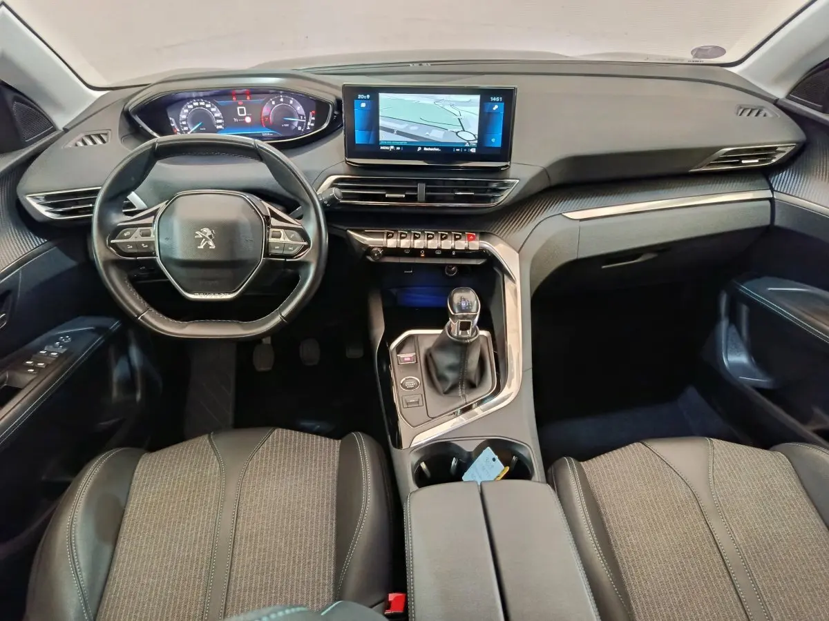 Intérieur du Peugeot 3008 PureTech 130 S&S Allure 2022, vue tableau de bord et console centrale avec écran tactile et volant cuir.