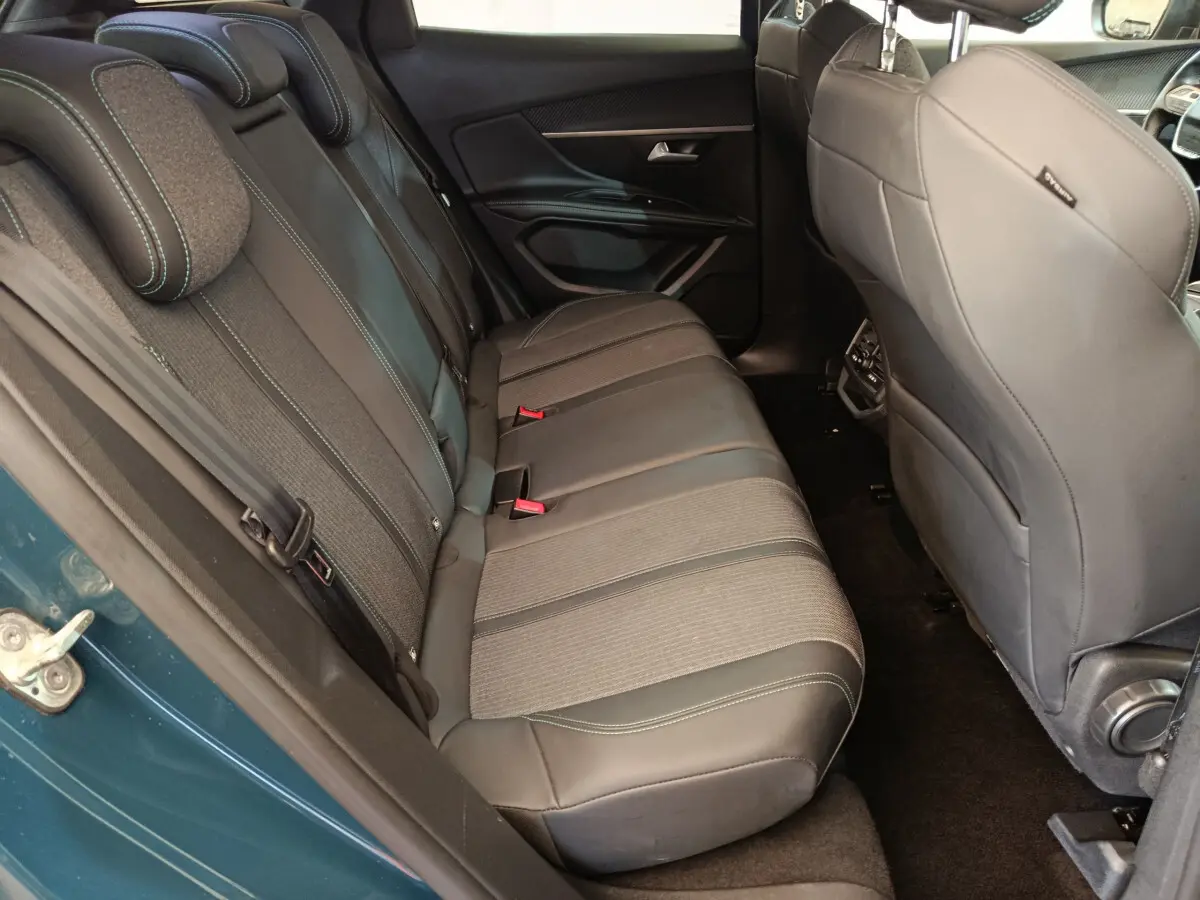 Vue intérieure côté gauche des sièges arrière en tissu et cuir noir du Peugeot 3008 bleu PureTech 130 S&S Allure 2022.