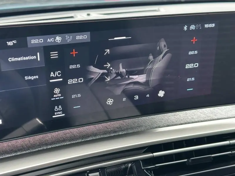 Écran tactile du système de climatisation du Peugeot 3008 bleu, affichant réglages de température et ventilation