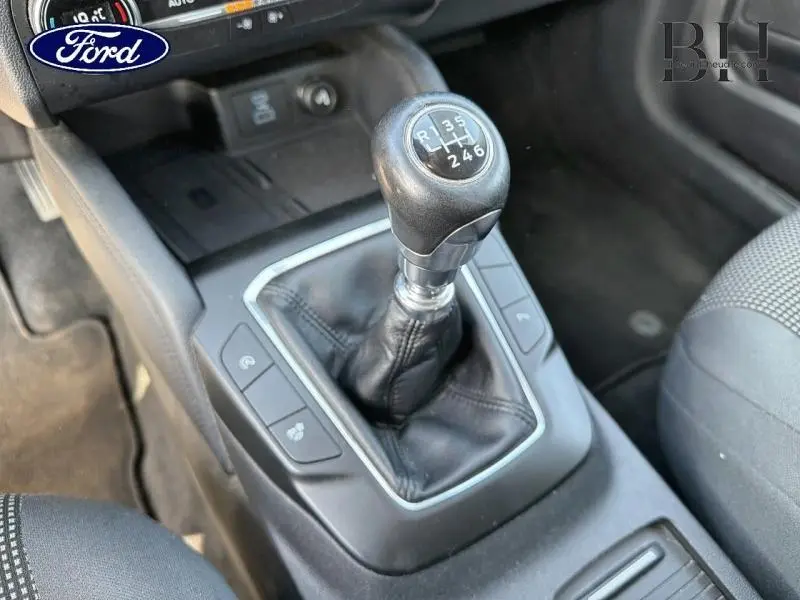 Gros plan sur le levier de vitesses manuel noir du Ford Kuga 2.0 EcoBlue 150ch Titanium, intérieur tissu noir.