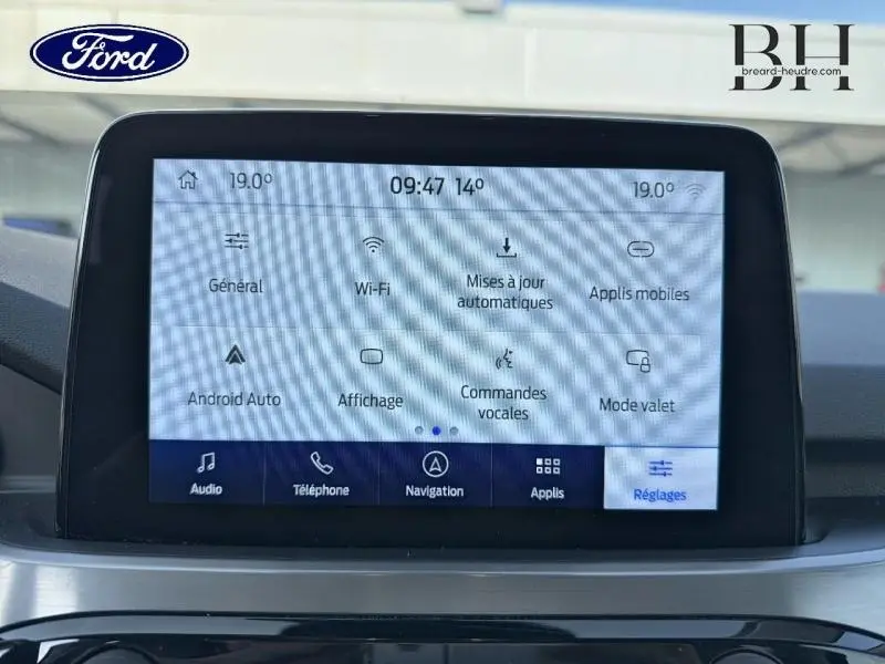 Écran tactile central du Ford Kuga 2.0 EcoBlue 150ch Titanium 2020, affichant le menu des réglages en intérieur gris.