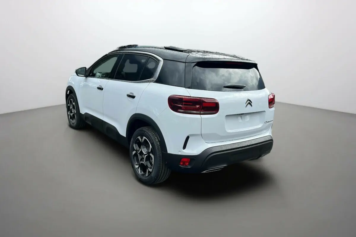 Vue 3/4 arrière droite du Citroën C5 Aircross blanc okénite avec toit noir et jantes alu 18 pouces.