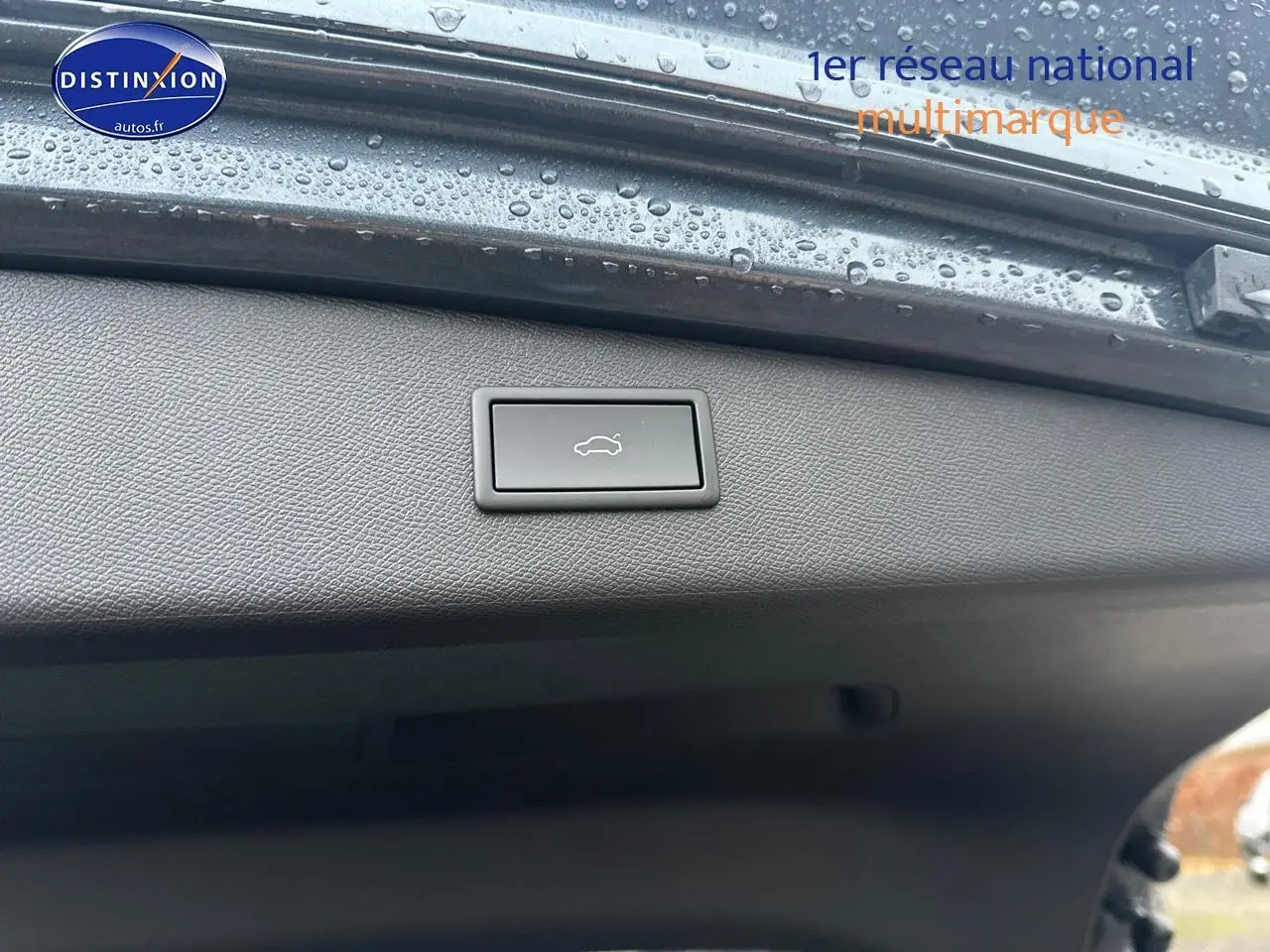 Bouton d'ouverture électrique du coffre sur la partie intérieure du hayon d'une CUPRA LEON ST gris magnétique.