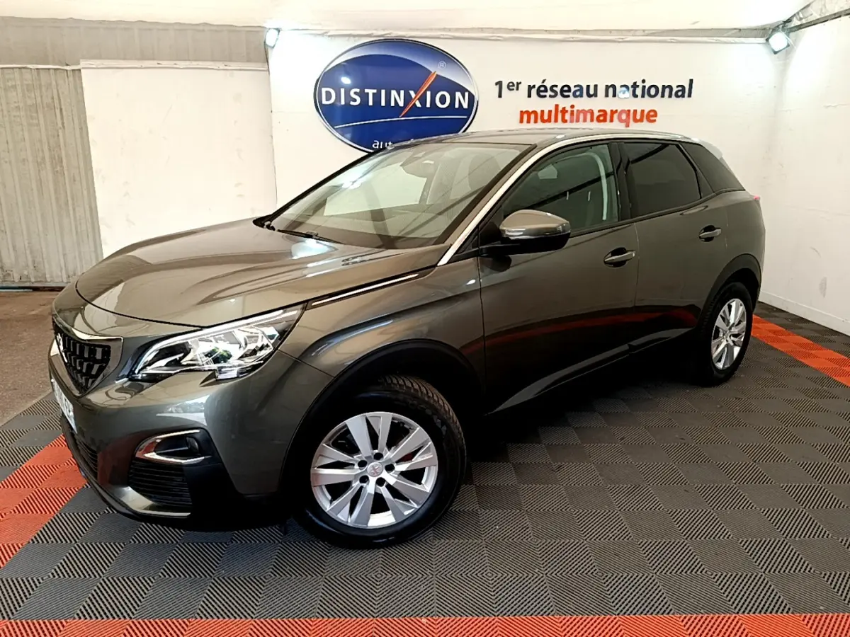 Peugeot 3008 gris foncé vue 3/4 avant droit, avec phares LED et jantes alliage en showroom.