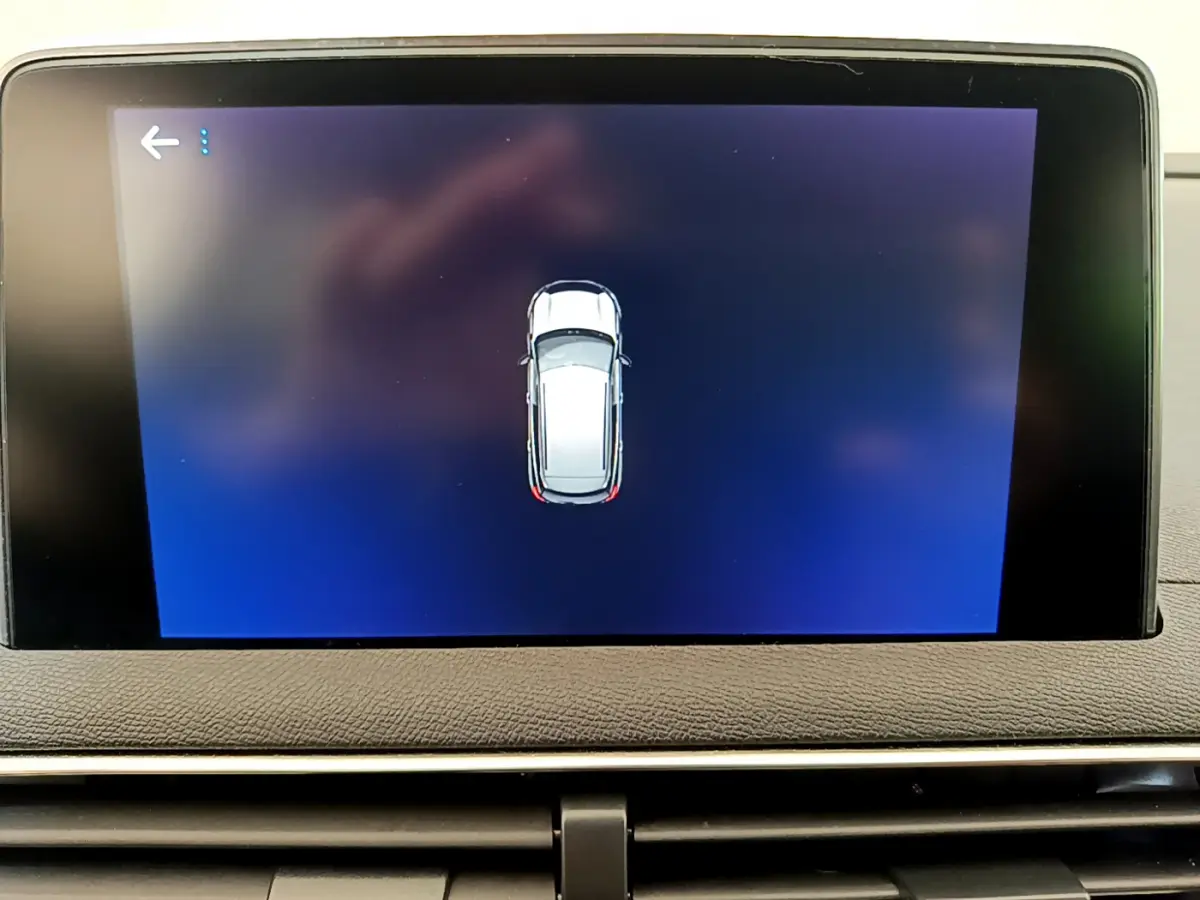 Écran tactile intérieur affichant la vue aérienne du Peugeot 3008 gris foncé Puretech 130 S&S ACTIVE de 2020.