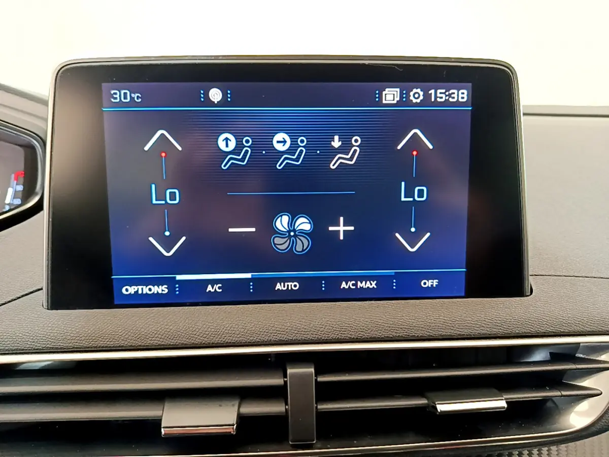 Écran tactile central affichant la climatisation bi-zone sur le tableau de bord du Peugeot 3008 gris foncé.