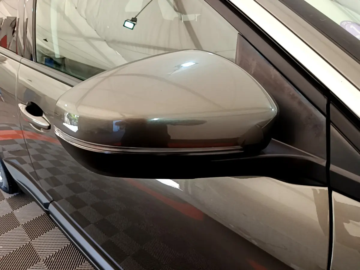 Rétroviseur côté gauche gris foncé du Peugeot 3008 Puretech 130 S&S ACTIVE 2020, vue rapprochée sur la portière.