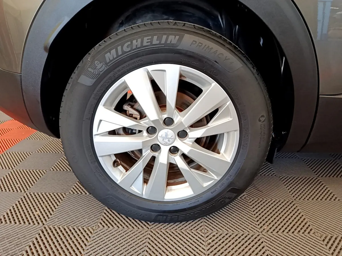 Gros plan sur la roue avant droite gris foncé du Peugeot 3008 avec jante alliage et pneu Michelin Primacy 4.