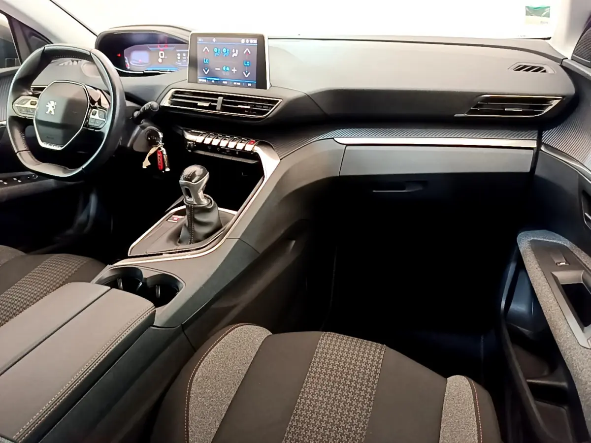 Intérieur du Peugeot 3008 Puretech 130 S&S Active 2020, vue côté passager montrant tableau de bord et console centrale noire.