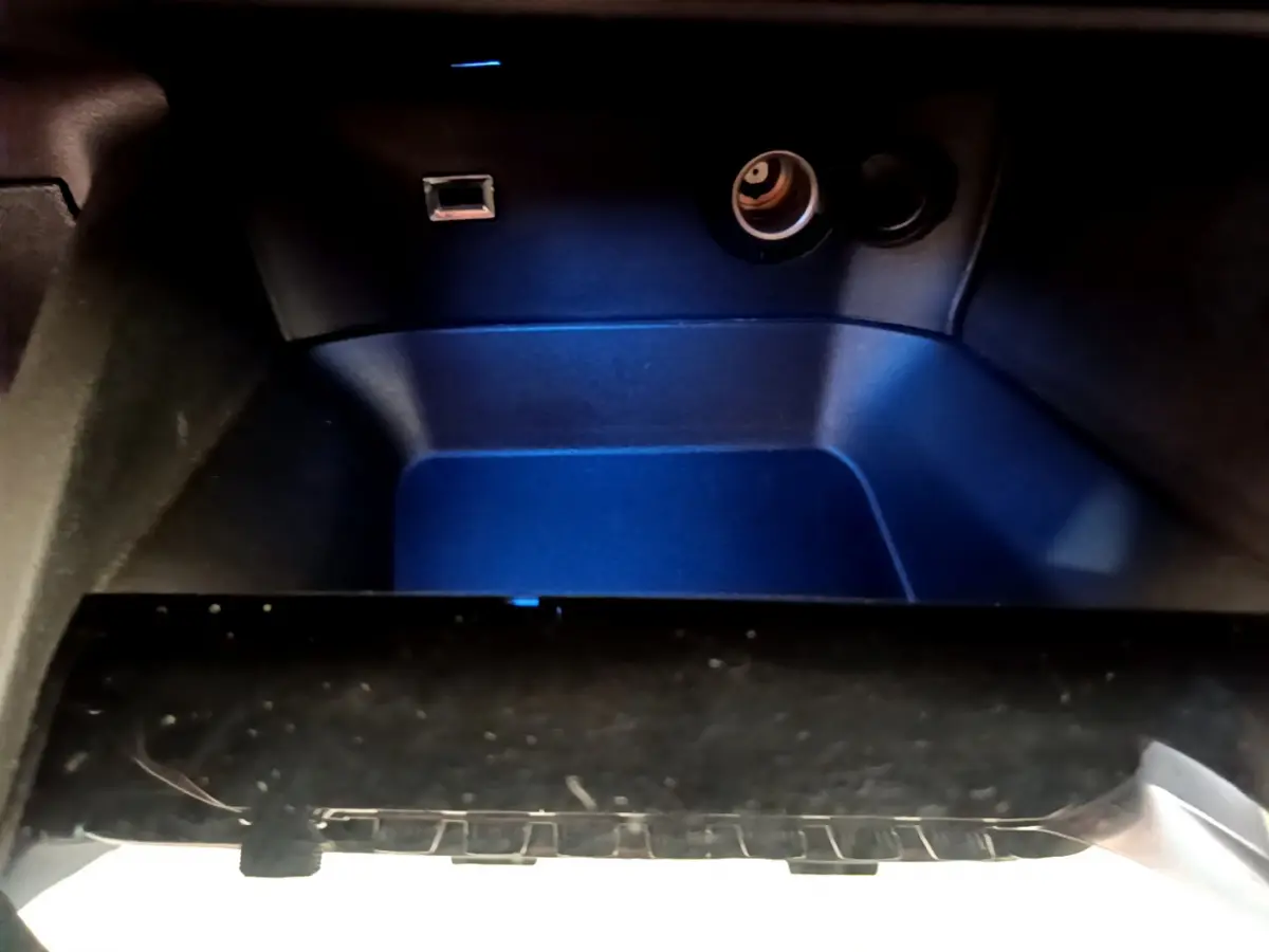 Rangement intérieur noir avec prise USB et allume-cigare dans le Peugeot 3008 gris foncé 2020 Puretech 130 S&S Active.