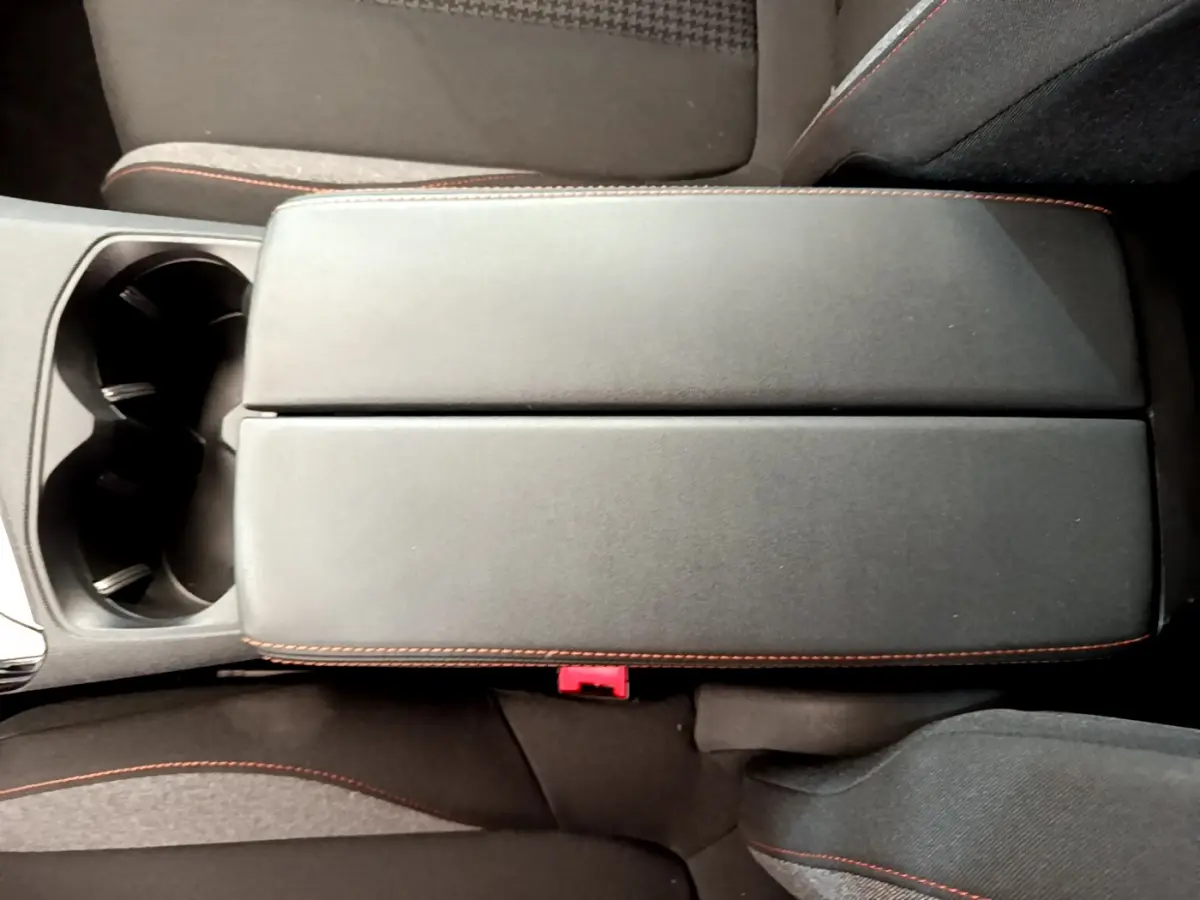 Vue plongeante sur l'accoudoir central en cuir noir avec surpiqûres rouges du Peugeot 3008 gris foncé Puretech 130 S&S ACTIVE 2020