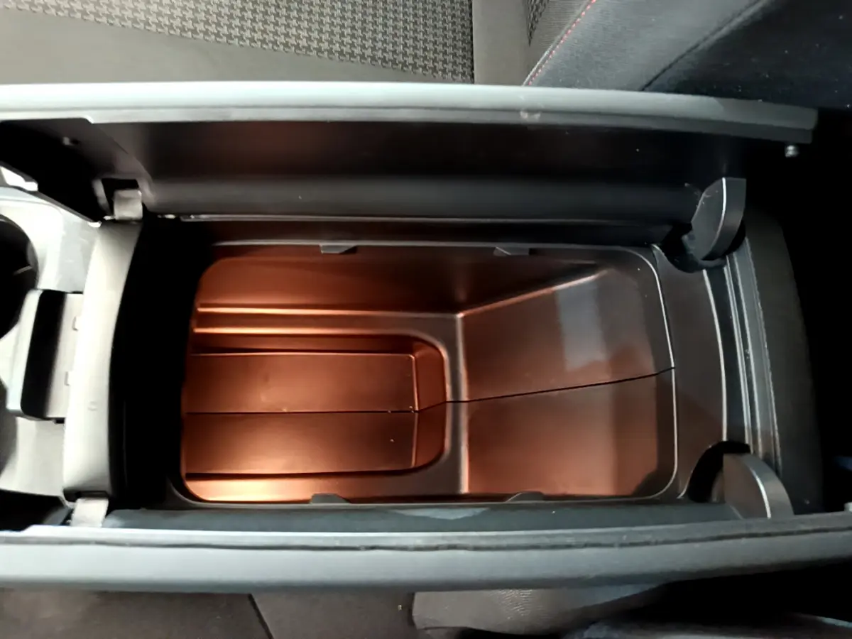 Vue rapprochée du rangement réfrigéré central intérieur du Peugeot 3008 gris foncé, version Puretech 130 S&S ACTIVE.