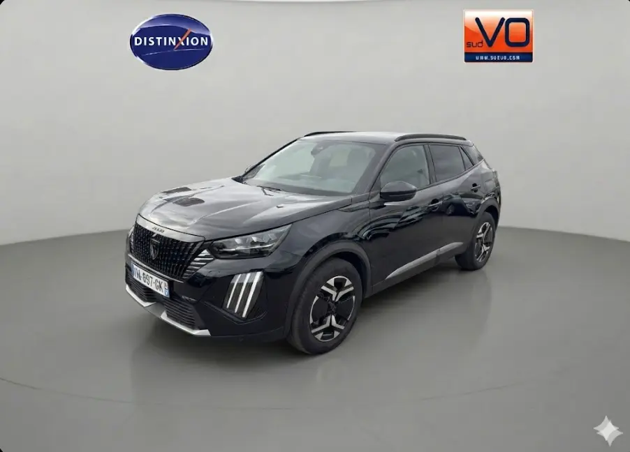 Peugeot 2008 Hybrid 145 e-DCS6 GT noir, vue 3/4 avant droit, avec jantes alliage 18 pouces et barres de toit.