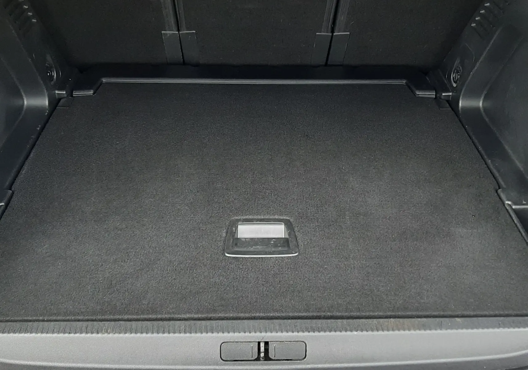 Coffre ouvert vu de l'arrière d'un Citroën C5 Aircross blanc, espace de chargement propre et vide.