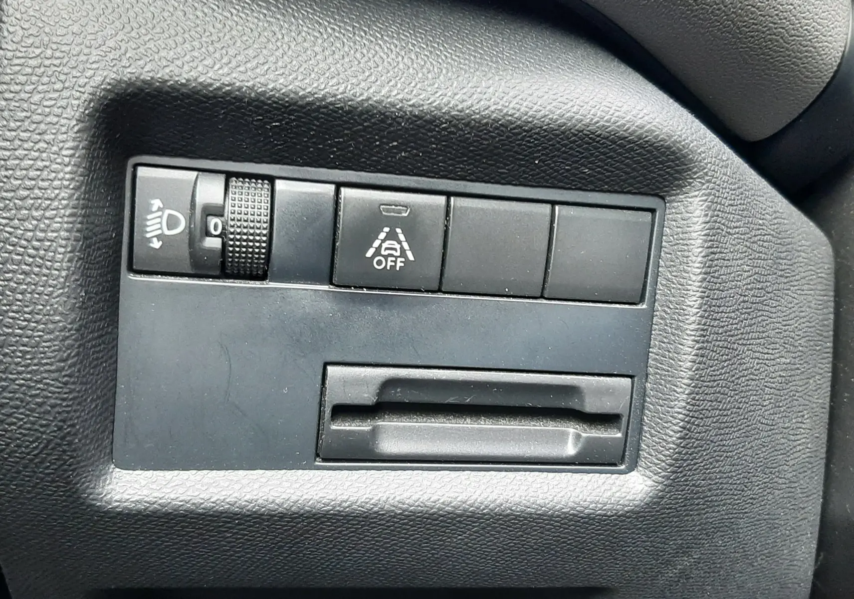 Détail du tableau de bord côté gauche du Citroën C5 Aircross blanc 2020, avec commandes d’éclairage et d’aide à la conduite.