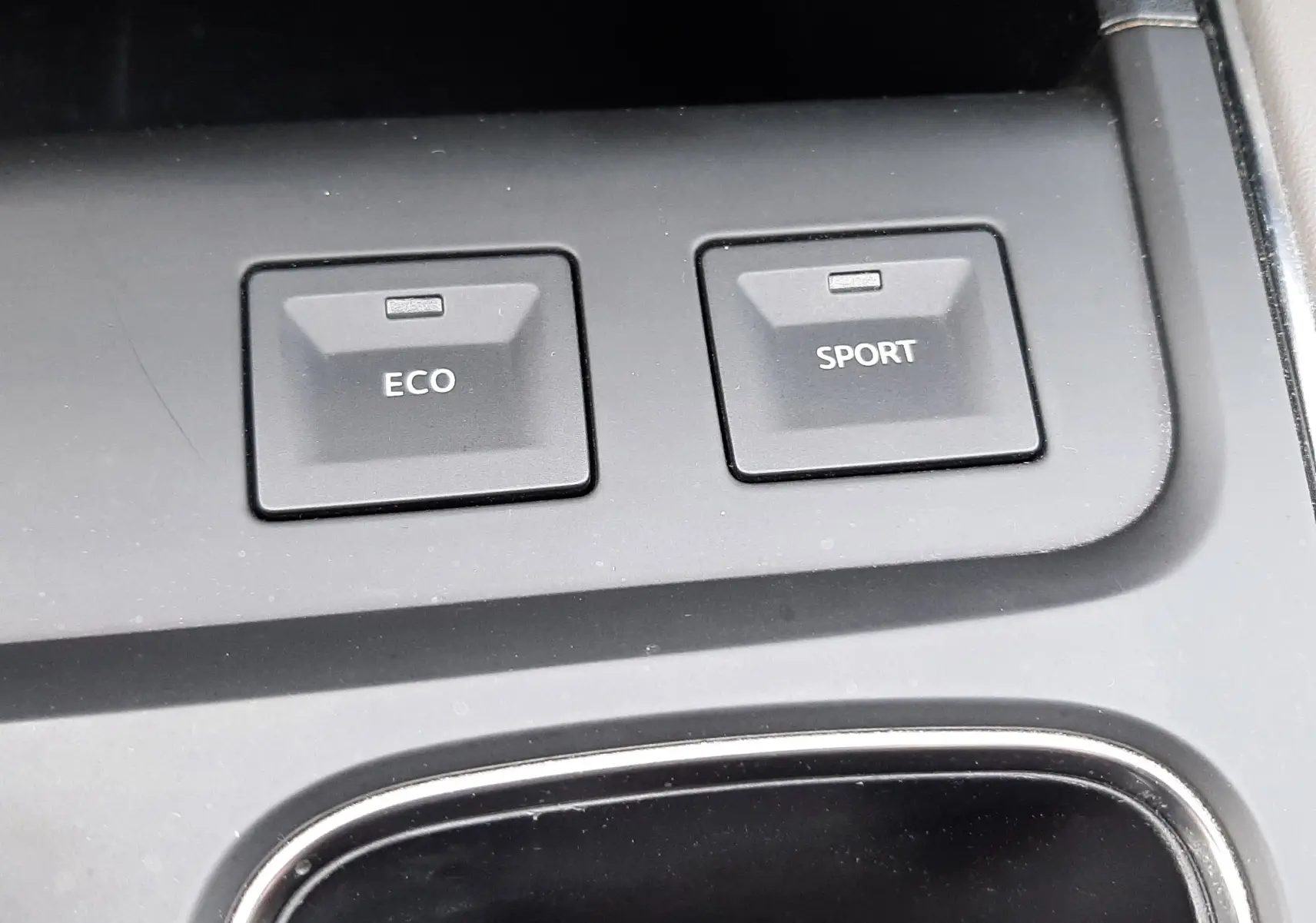 Gros plan sur les boutons de mode de conduite ECO et SPORT dans l'habitacle du Citroën C5 Aircross blanc de 2020.