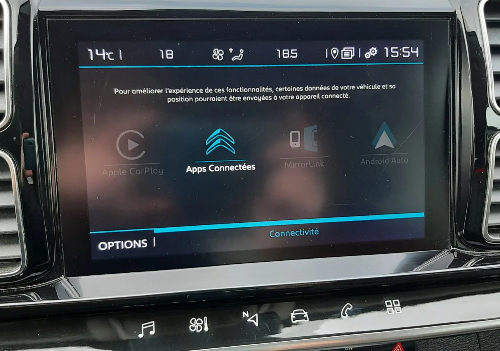 Écran tactile central du Citroën C5 Aircross blanc 2020 affichant le menu connectivité avec options Apple CarPlay et Android Auto.