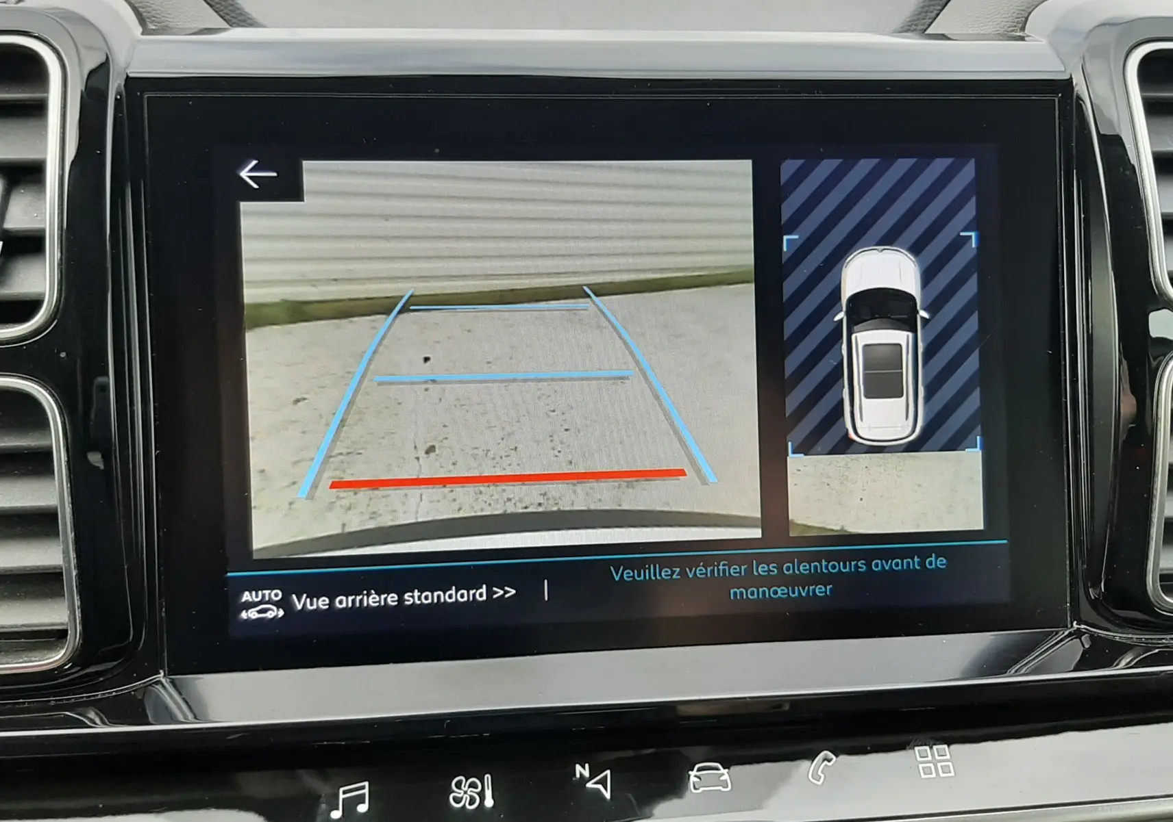 Écran tactile intérieur du Citroën C5 Aircross blanc 2020 montrant la caméra de recul avec guidage et vue 360° stationnement.