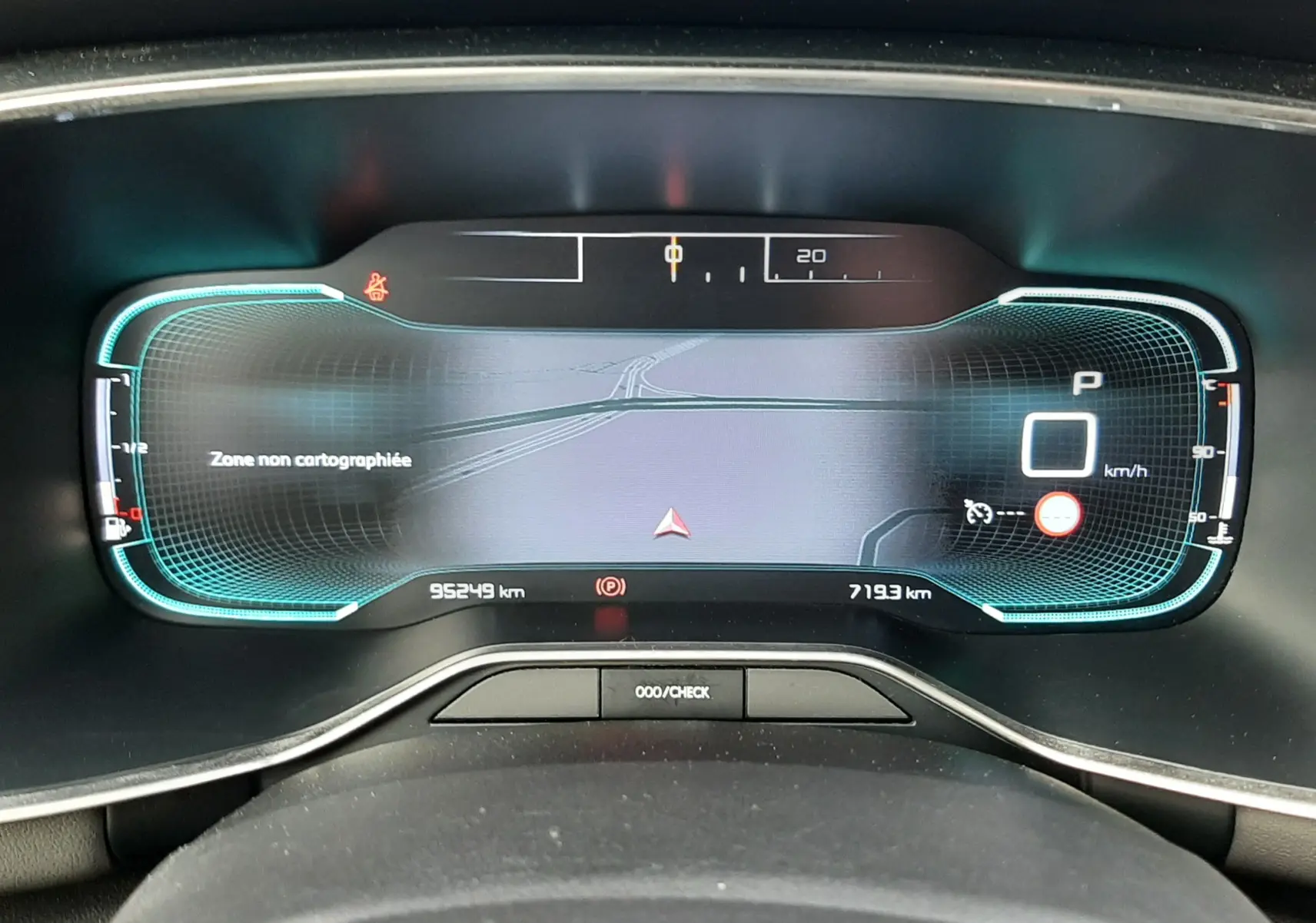 Vue rapprochée du tableau de bord numérique du Citroën C5 Aircross 2020, affichant une carte non cartographiée et l'indicateur de vitesse à zéro.