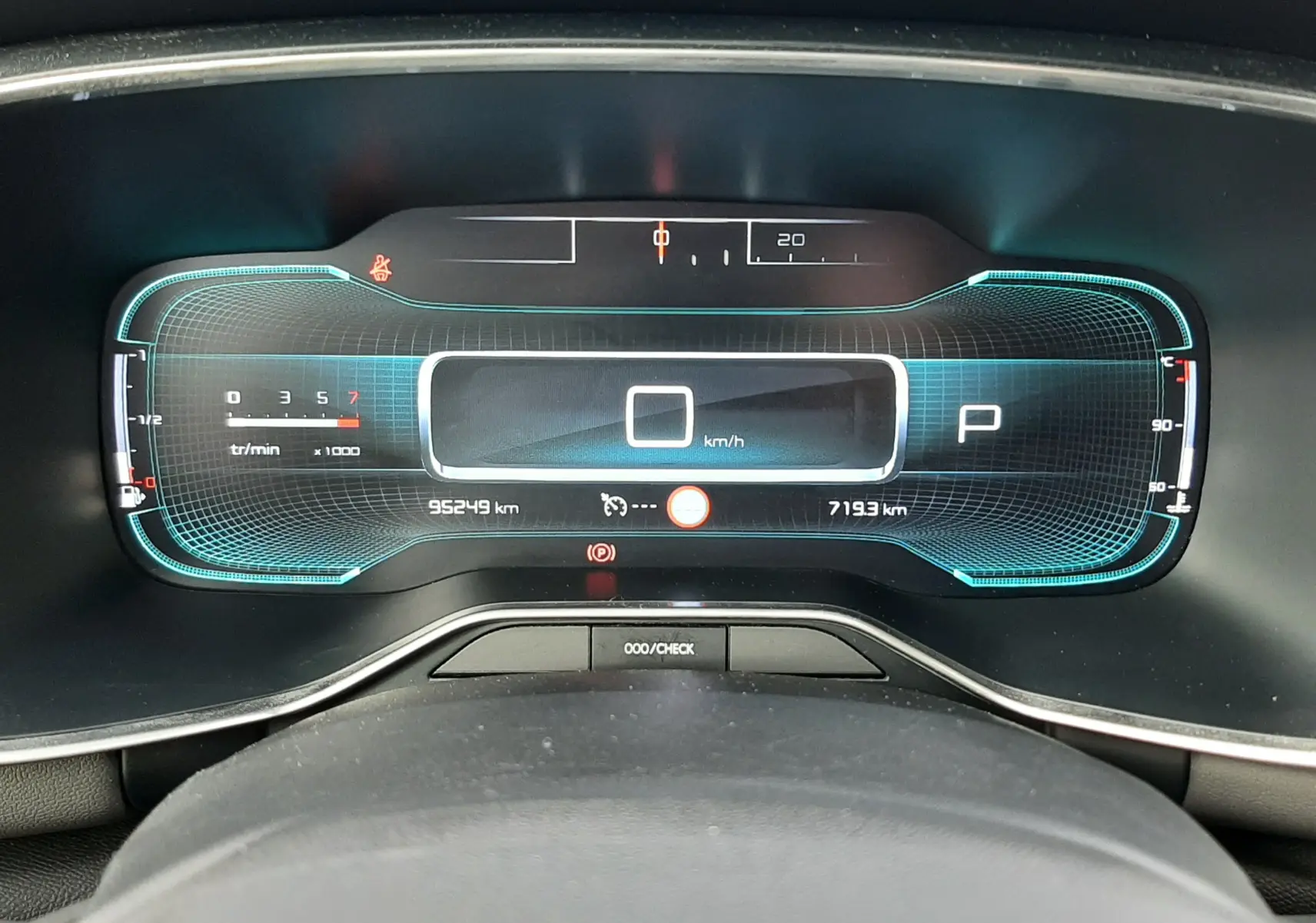 Vue rapprochée du tableau de bord numérique du Citroën C5 Aircross blanc 2020, affichant vitesse et compte-tours.