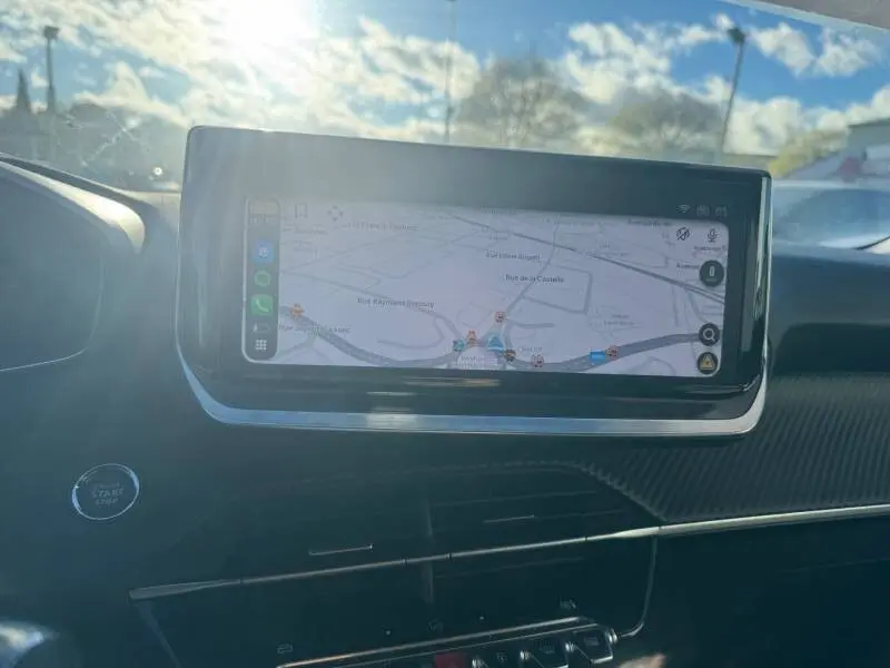 Écran tactile central affichant la navigation dans l’habitacle du Peugeot 2008 Hybrid gris, vue avant intérieure.