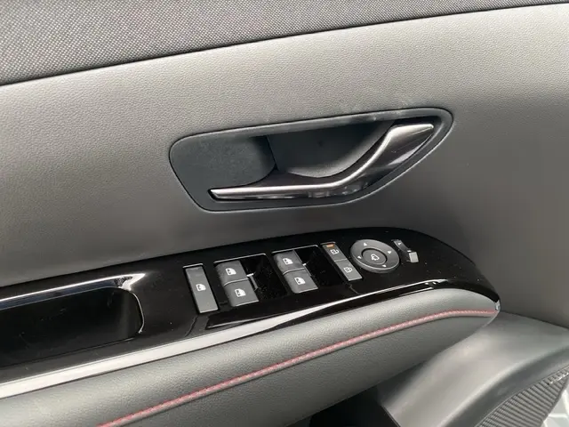 Détail de la porte côté conducteur du Hyundai Tucson 1.6 Hybrid N Line 2026 avec commandes de vitres et poignée intérieure noire.