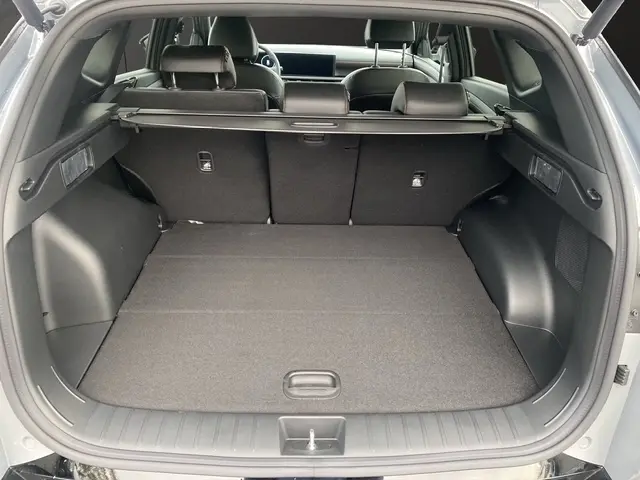 Vue arrière du coffre spacieux et gris foncé du Hyundai Tucson 1.6 Hybrid N Line Creative 2026 avec hayon motorisé.