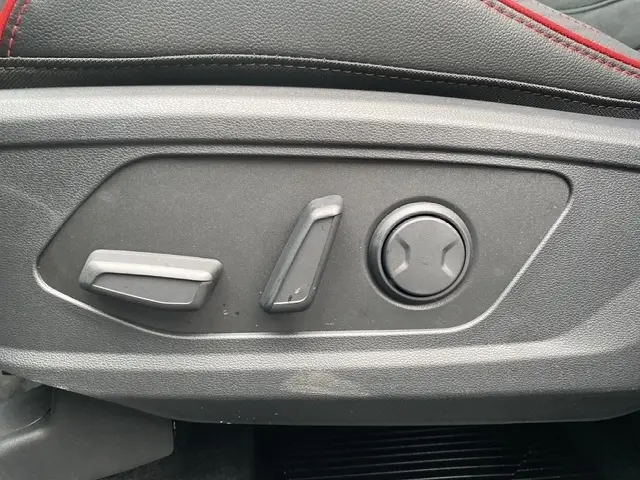 Détail des commandes de réglage électrique du siège avant d’un Hyundai Tucson gris foncé.