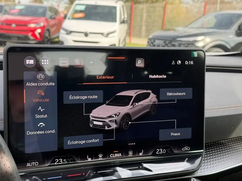 Écran intérieur montrant une vue 3/4 avant du CUPRA Formentor gris Graphène personnalisé avec indications des éléments extérieurs.
